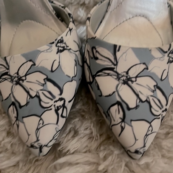 BANDOLINO PUMPS SIZE 7 blue/white flowered heels EUC - Picture 3 of 4